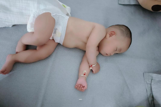 枣阳宝宝胳膊上起红疙瘩
